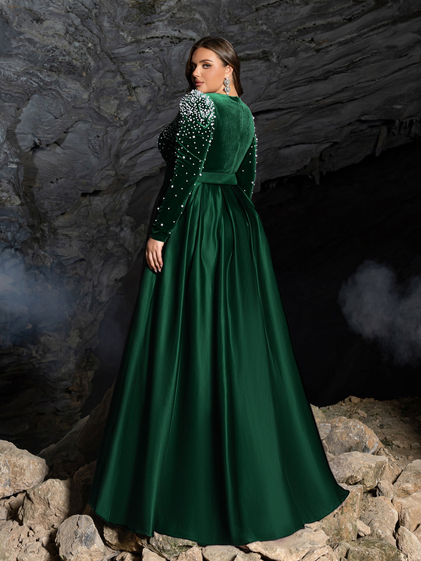 Plus Evening Gown with Deep V-Neck & Side Slit – Luxurious Satin Gown for Red Carpet, Gala Dinners & High-End Events