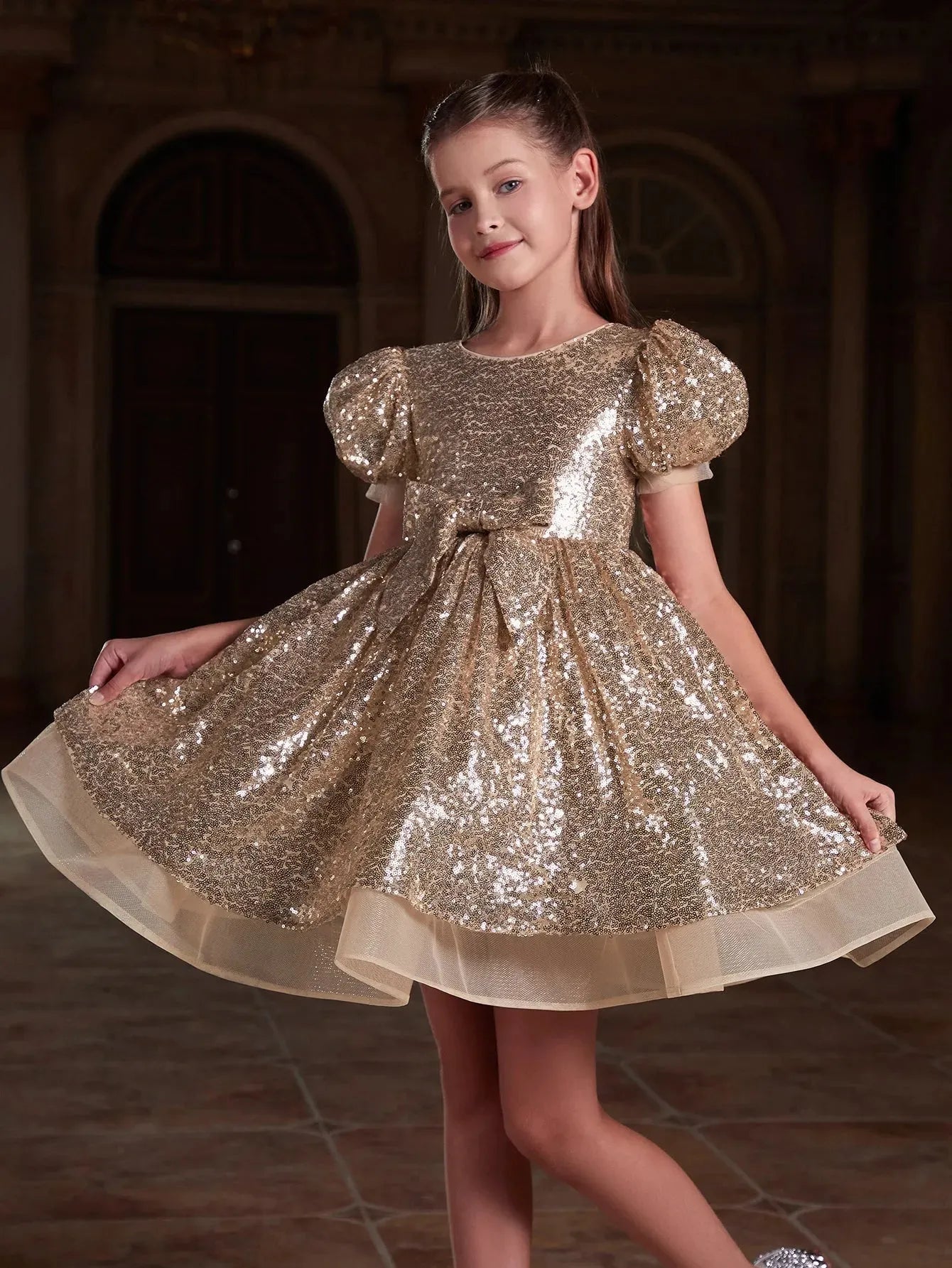 Tween-Mädchen-Partykleid mit niedlicher Schleife vorne, Puffärmeln und Pailletten 