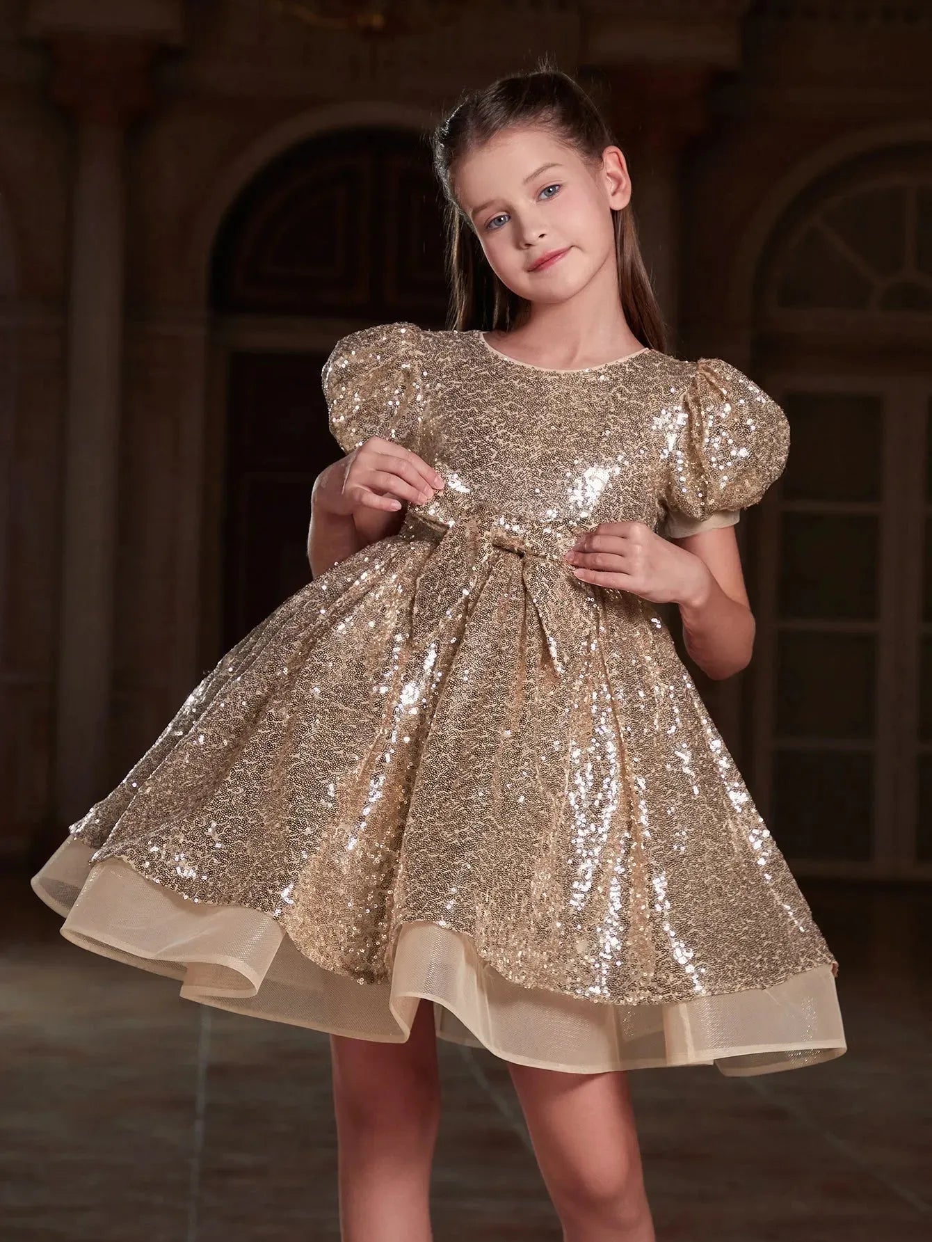 Tween-Mädchen-Partykleid mit niedlicher Schleife vorne, Puffärmeln und Pailletten 