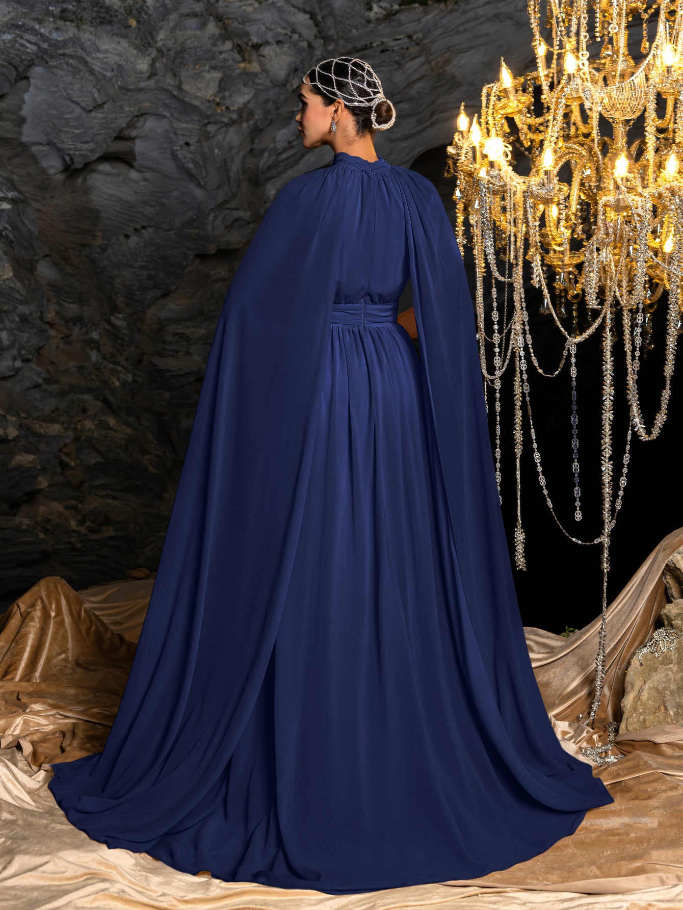 Elegantes Abendkleid aus Chiffon mit Stehkragen und Umhangärmeln