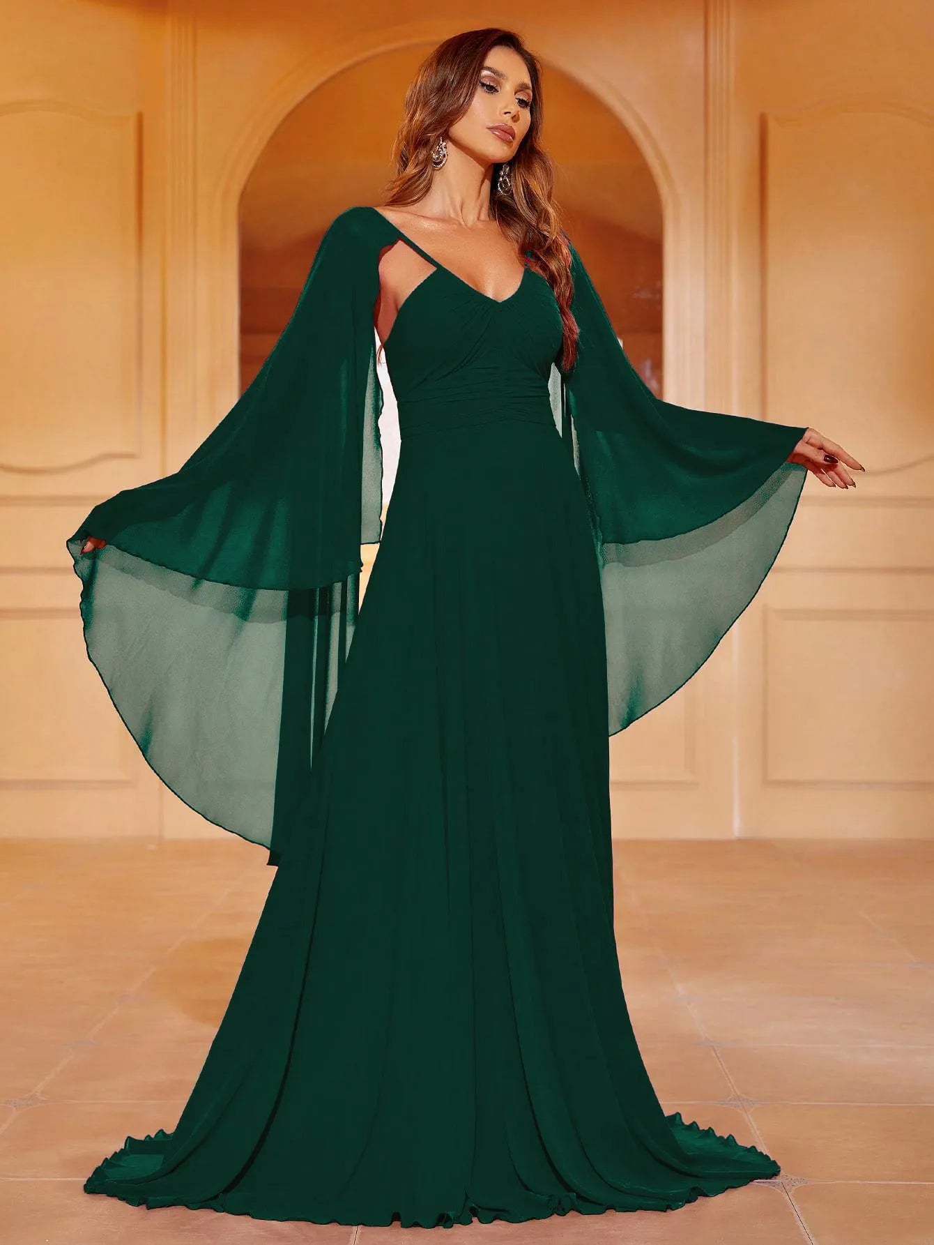 Elegantes Abendkleid aus Chiffon mit geraffter Vorderseite und Cape-Ärmeln