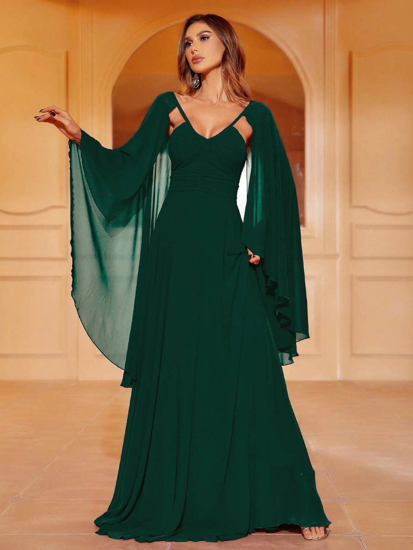 Elegantes Abendkleid aus Chiffon mit geraffter Vorderseite und Cape-Ärmeln